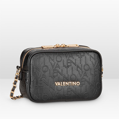 Valentino Relax Camera Bag 006 in Nero vor weißen Hintergrund